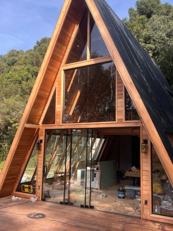 Cabaña A-frame con estructura de madera